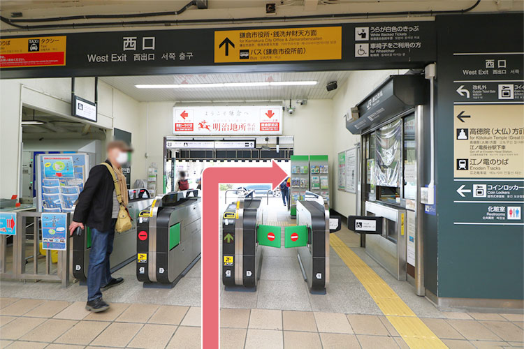 鎌倉駅西口を出て、右に曲がります